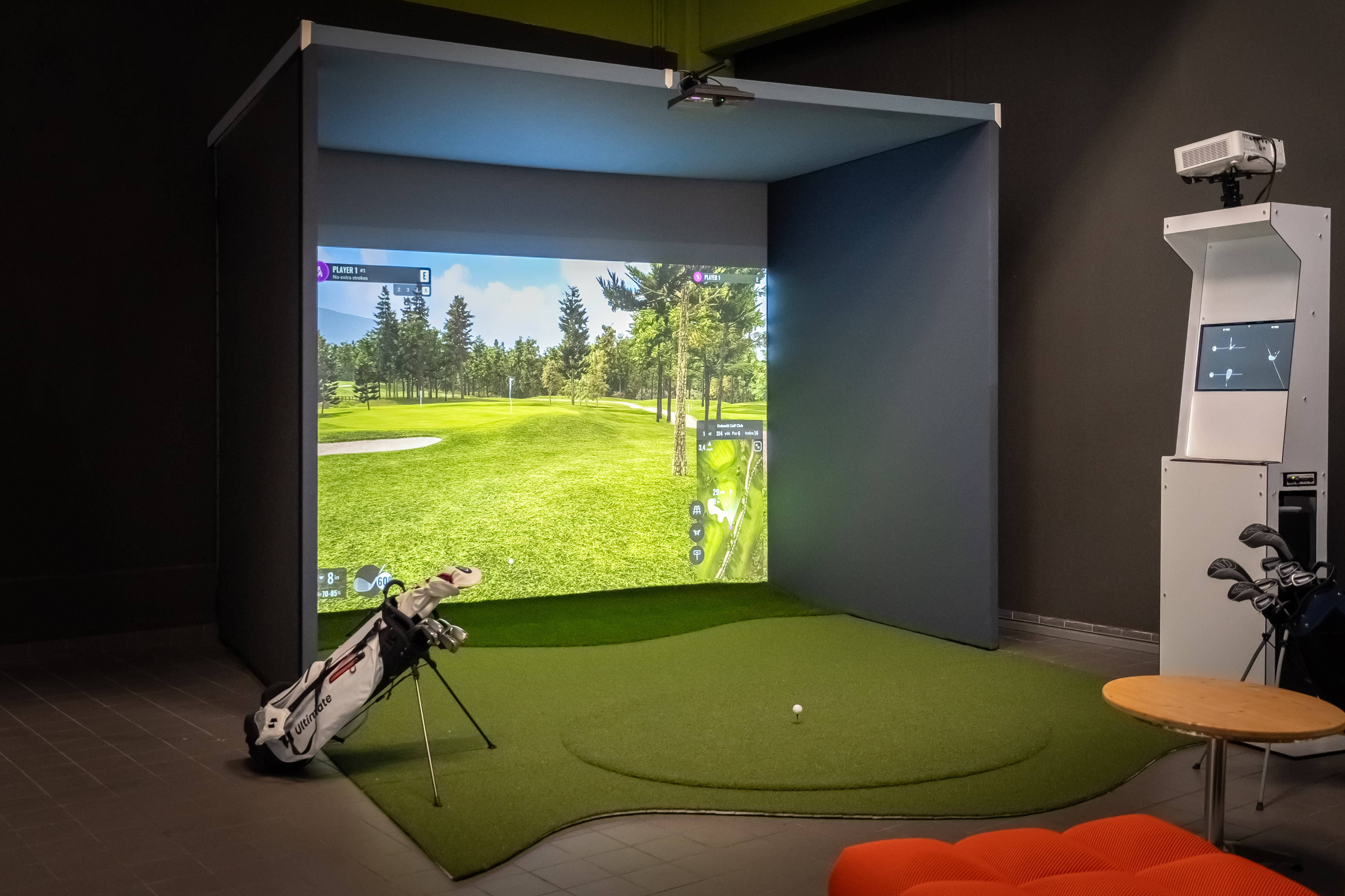 Simulatore GolfArena con totem tecnologico all-in-one